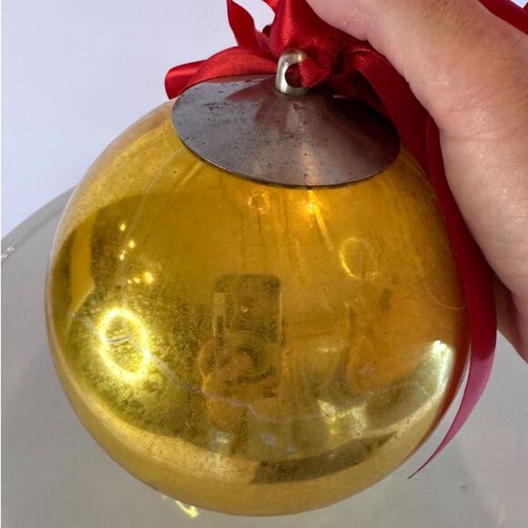 Vintage Kugel style gold large size Christmas ball - Picture 1 of 4